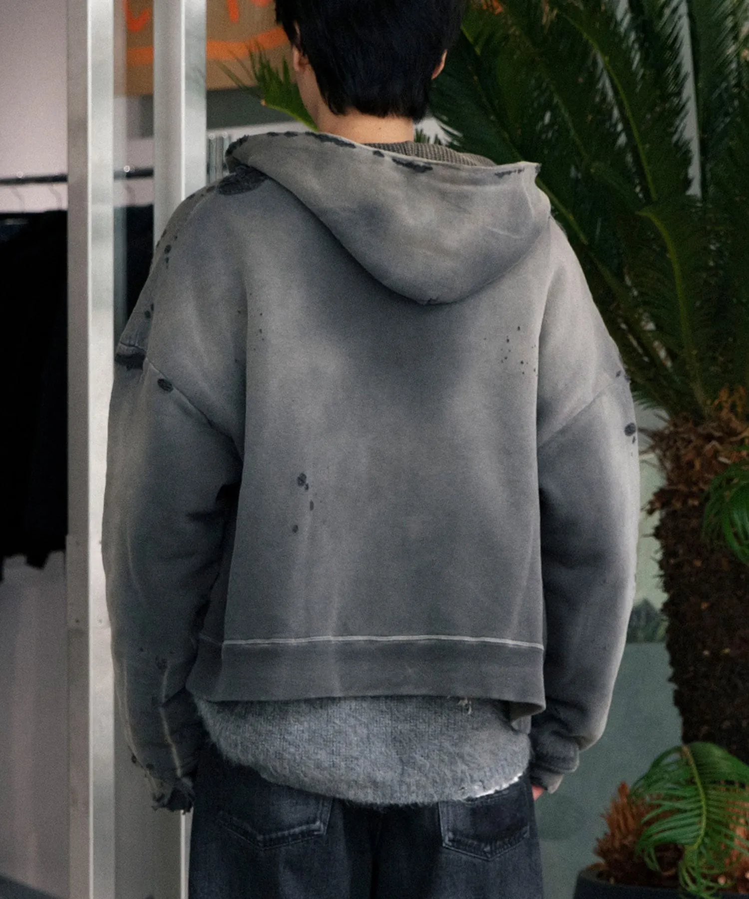 SAINT Mxxxxxx DBL FACE ZIP UP HOODIE/CHARCOAL Double-layer destroyed waffle zipper jacket, washed black S-XL, a style that has been used in the summer. After continuous fine polishing, it has finally been shipped. The finished product is simply a work of art. Super heavy washing to make the weather look old. Multiple water fades. Excessive manual wormhole damage processing. Deconstruction and reorganization embroidery technology. Custom-made zipper with LOGO. The color details of the zipper webbing are also correct. Original grade fruit main label and wash water label. Top purchasing grade. A layer of waffle fabric is added to the inner lining to make the overall texture stronger and increase the comfort and warmth of the wearer.